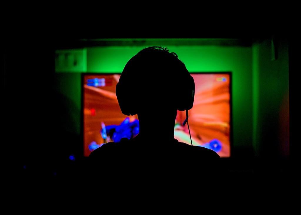 Sala gaming futuristica con postazioni di realtà virtuale e utenti in immersione