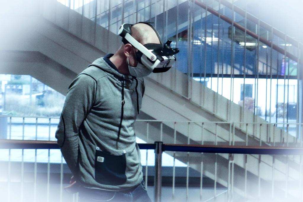 Controllo neurale AI applicato al gaming con interfaccia olografica