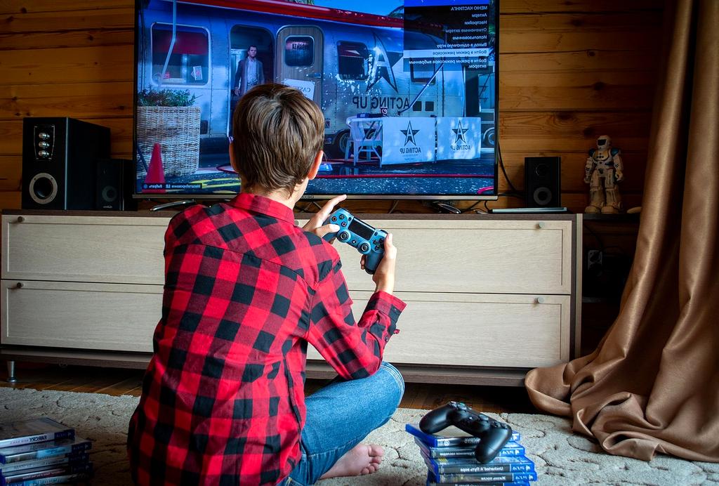 Interno della sala gaming con schermi multipli e luci neon